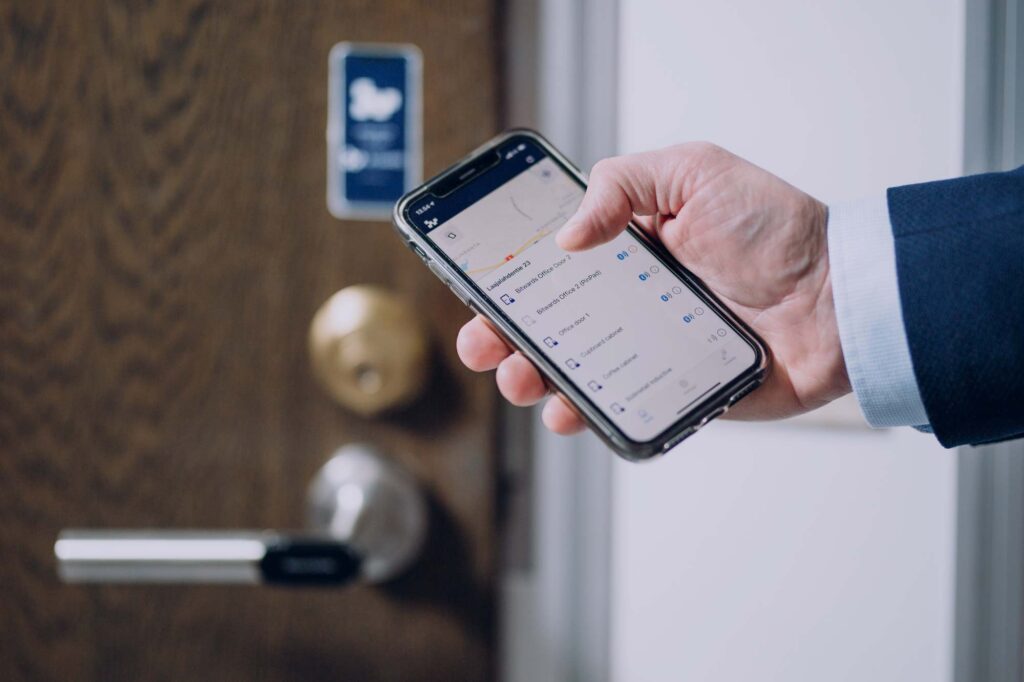 Oven avaus mobiiliavaimella on helppoa ja turvallista. Suomalainen Bitwards Oy on kehittänyt mobiiliavaamisen teknologian, jossa puhelin muuntuu älyavaimeksi.